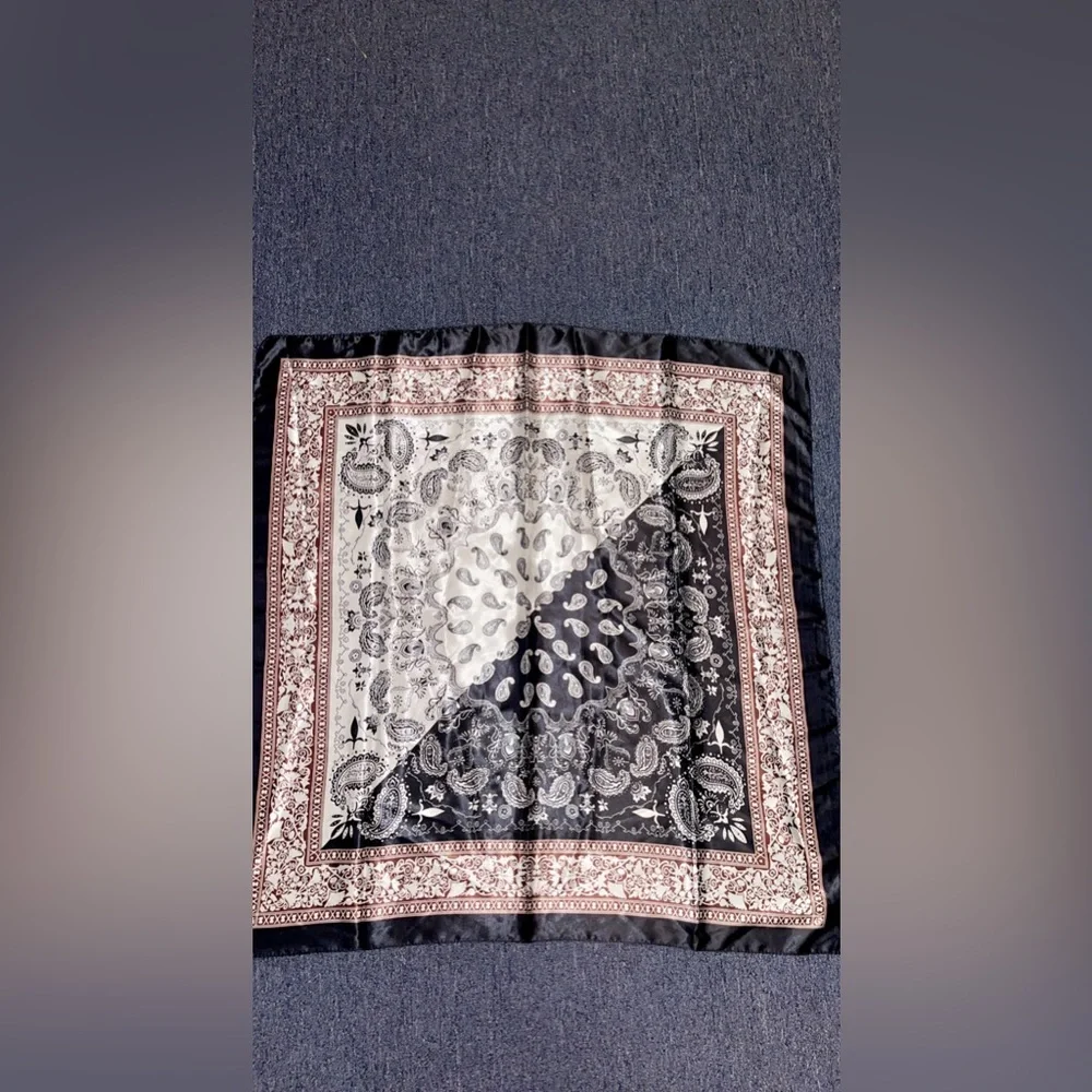 Scarfs - Picture 4 of 5